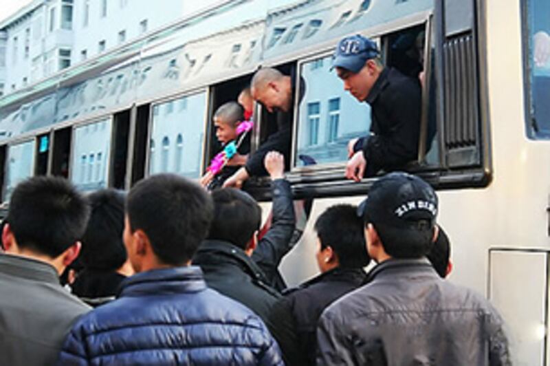 인민군대에 자원입대하는 북한 청년들의 모습. 재미교포가 운영하는 친북 성향의 인터넷 매체 '민족통신'은 입영열차의 풍경이라고 소개했다.
