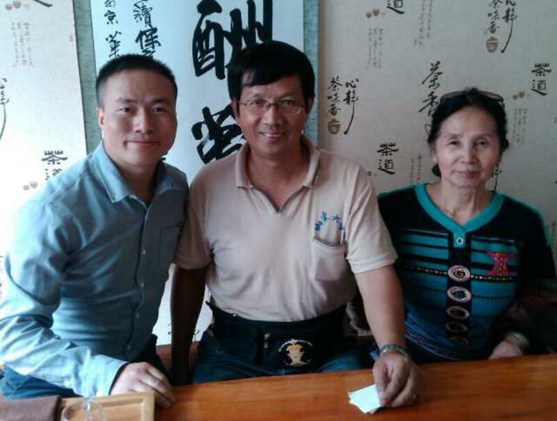 曹三强牧师（中），右为其母亲孙女士。（志愿者提供/记者乔龙）