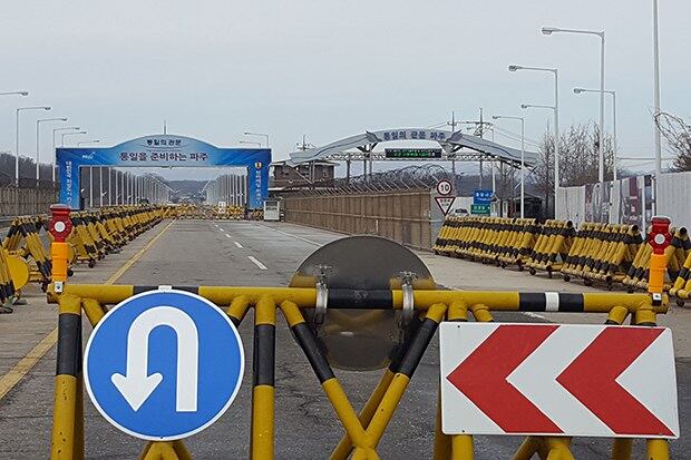 지난 5일 낮 경기도 파주시 통일대교 입구의 모습. 통일대교는 개성공단 운영이 전면 중단되면서 인적이 거의 끊긴 상태다.