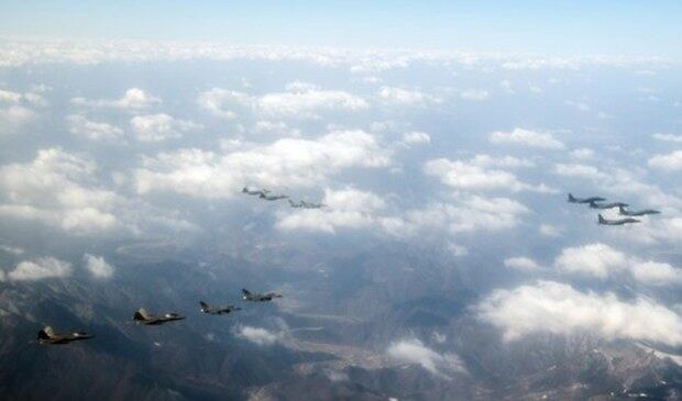 '세계 최강의 전투기'로 평가되는 미국의 전략무기인 F-22 스텔스 전투기 편대 및 F-16 전투기(왼쪽 상하단 4대, 선두 2대는 F-16, 후미 2대는 F-22)와 우리 공군 F-15K 전투기(오른쪽 선두 4대)가 한반도 상공을 비행하고 있다.