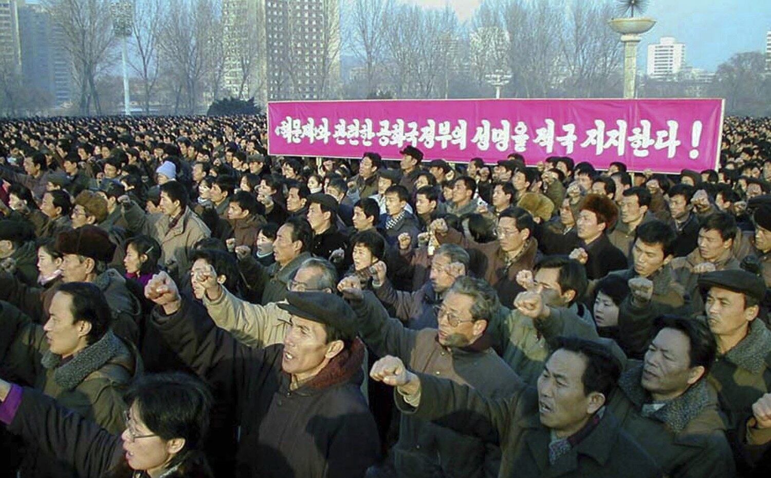 지난 2003년 평양시민들이 북한의 핵무기전파방지조약(NPT) 탈퇴를 지지하는 집회를 하고 있다.