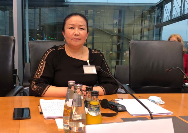 流亡瑞典的哈薩克族「吹哨人」沙依拉古麗（Sayragul Sauytbay）在德國聯邦議會人權委員會關於「中國人權狀況」的聽證會上披露集中營酷刑，指中共像法西斯一樣鎮壓維吾爾、哈薩克及其他穆斯林。（世維會主席多里坤推特圖片）