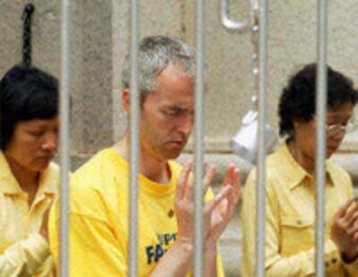 FalungongProtest2002_200.jpg