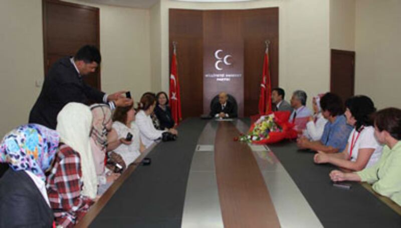 تۈركىيە مىللەتچى ھەرىكەت پارتىيىسى باش سېكرېتارى دۆلەت باغچەلى ئۇيغۇر ئاياللىرىنى قوبۇل قىلدى. 2012-يىلى 16-ئىيۇل، تۈركىيە.