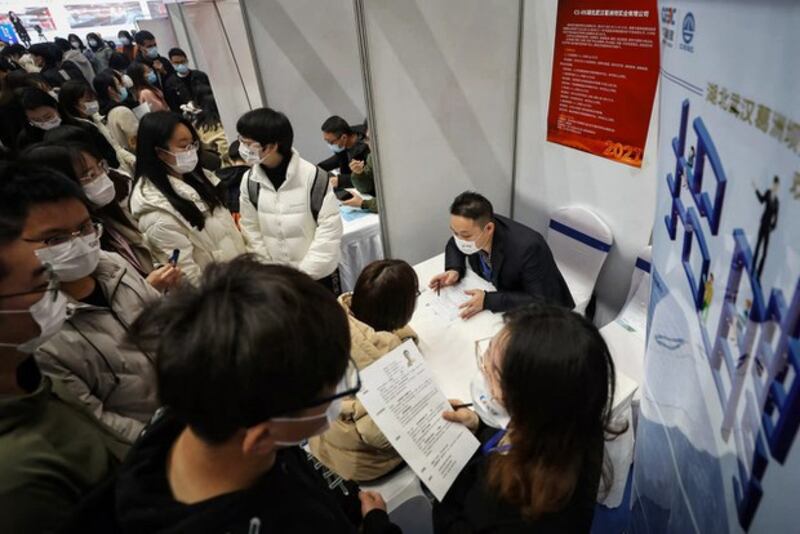 湖北武汉2021年2月1日举行的一场招聘会（法新社图片）