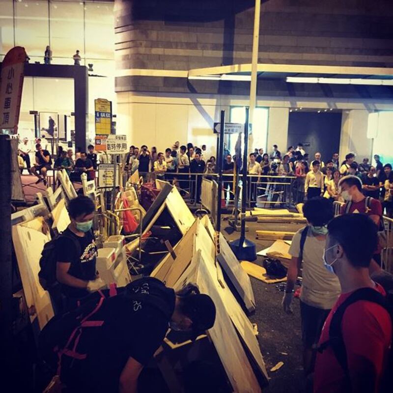 2014年10月13日,金鐘集會場連番遭反佔中人士清場,晚上,佔中人士築起多重佈防。(現場人士攝)