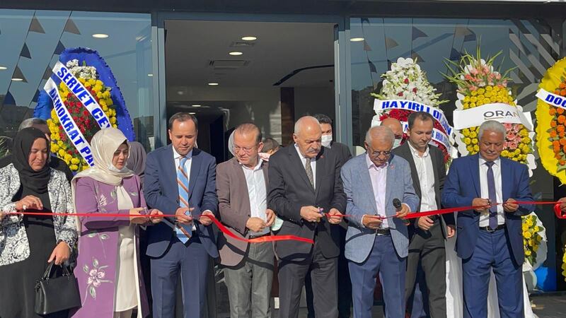دوكتور ئابدۇكېرىم بۇغرا بىلەن ئايالى دوكتور ئامىنە بۇغرا «فورۇم دېنت چىش ۋە ئېغىز سالامەتلىكى مەركىزى» نامىدا ئاچقان چىش دوختۇرخانىسىنىڭ ئېچىلىش مۇراسىمىدا لېنتا كېسىش مۇراسىمى. 2021-يىلى 23-ئۆكتەبىر، ئەنقەرە.