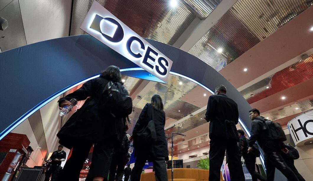 세계 최대 가전·정보기술(IT) 전시회 CES 2025 개막을 하루 앞둔 6일 오전(현지시간) 미국 네바다주 라스베이거스 컨벤션센터(LVCC) 센트럴홀에서 참가 업체와 미디어 관계자들이 오가고 있다.