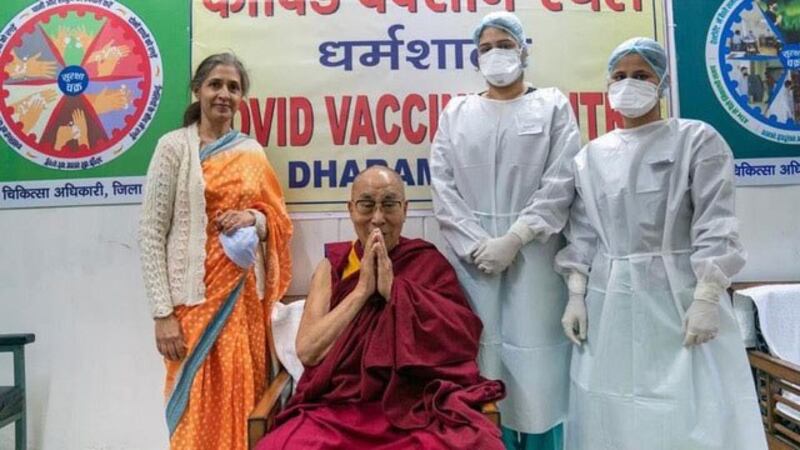 西藏精神领袖达赖喇嘛三月六日到一般医院接种新冠疫苗,力行众生平等,拒绝特权。(达赖喇嘛办公室提供)