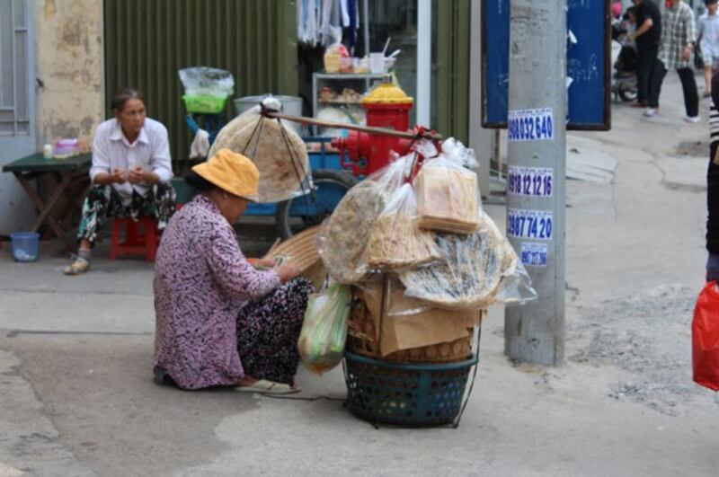 Một Cụ Bà bán bánh tráng tại Sài Gòn, ảnh minh họa.