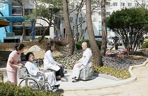 순천향대 부속 천안병원 환자쉼터에서 입원환자들이 햇빛을 즐기는 등 휴식을 취하고 있다.