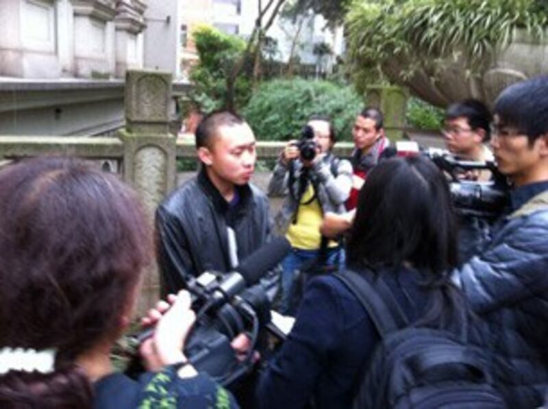 图片： 任建宇在重庆第三中级法院门外。 （浦志强提供/记者心语）