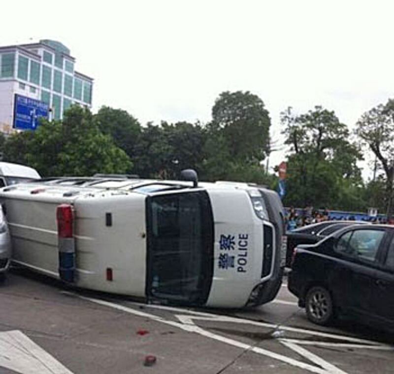 在沙溪鎮的騷亂中，有警車被推翻。(沙溪鎮市民關先生提供)