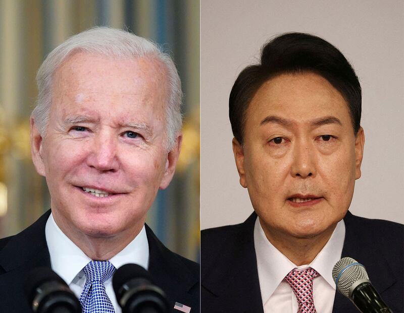 美国总统拜登(图左)计划这个月20至24日先后到访南韩和日本,与韩总统尹锡悦(图右)及日首相岸田文雄会晤。 (美联社/路透社)