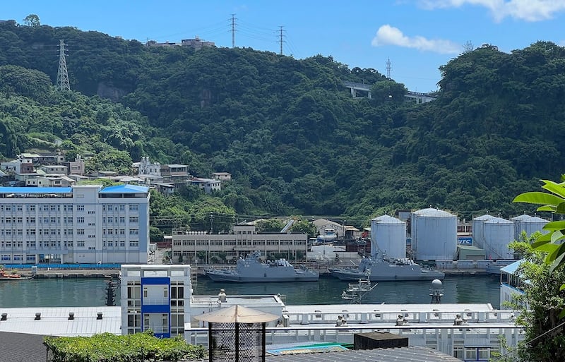 2022 年 8 月 4 日,台湾军舰在基隆港。台湾已将其军队置于高度戒备状态并进行了民防演习。 (美联社)