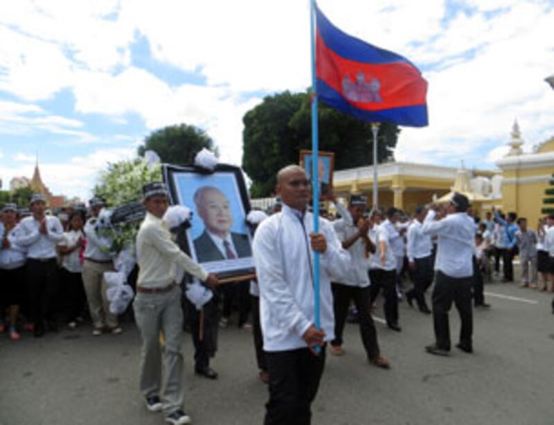 ២៣-តុលា-២០១២៖ ក្រុម​កម្មករ​ដង្ហែ​ក្បួន​មក​កាន់​ព្រះ​បរម​រាជវាំង ដើម្បី​គោរព​ព្រះ​វិញ្ញាណក្ខន្ធ​ព្រះ​បរម​សព​អតីត​ព្រះ​មហាក្សត្រ។