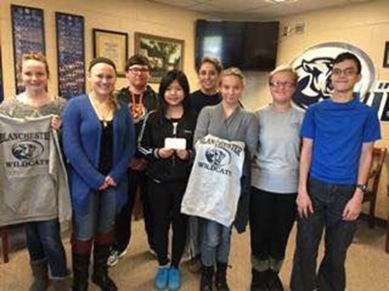Du học sinh Phạm Ngọc Tiên và các bạn ở trung học Eagle High, TP Eagle, tiểu bang Ohio