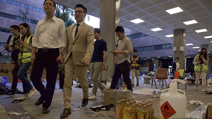 在区议会选举中获胜的香港民主派两名议员2019年11月25日进入香港理工大学校园（美联社）
