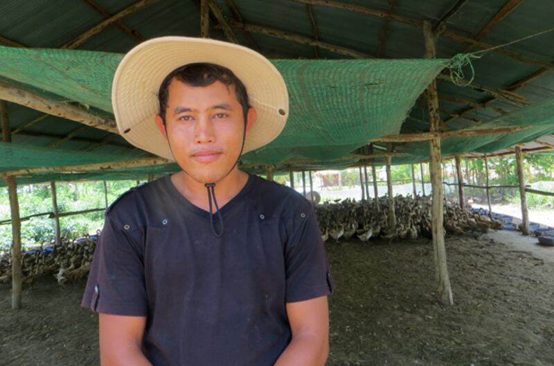 អ្នក​គ្រប់គ្រង​កសិដ្ឋាន​ចិញ្ចឹម​ទា​ជា​និស្សិត​បញ្ចប់​បរិញ្ញាបត្រ​កសិកម្ម លោក ស្រ៊ី តុលា នៅ​កសិដ្ឋាន​ចិញ្ចឹម​ទា​ក្នុង​ភូមិ​ព្រៃក្តួច ឃុំ​ត្រពាំងក្រញូង ស្រុក​ត្រាំកក់ ខេត្ត​តាកែវ កាល​ពី​ថ្ងៃ​ទី​៣ ខែ​កញ្ញា ឆ្នាំ​២០១៥។ 