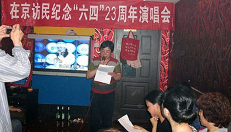 河北訪民田蘭（中間站立者）擔任演唱會主持並發表講話。她從5月30起與外界失去聯繫。（由訪民提供）