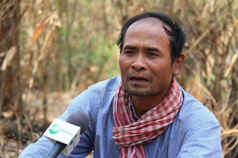ប្រធាន​សហគមន៍​ព្រៃ​ឈើ​សាមគ្គី​ភ្នំ​ជាំម្លូ នៅ​ស្រុក​ឈូក ខេត្ត​កំពត លោក ម៉ម ផាត ផ្តល់​បទសម្ភាសន៍​ដល់​វិទ្យុ និង​ទូរទស្សន៍​អាស៊ីសេរី ក្រោយ​ពេល​ចុះ​ពិនិត្យ​ដី​ព្រៃ​ដែល​រង​ការ​ទន្ទ្រាន​កាន់​កាប់ កាល​ពី​ថ្ងៃ​ទី​២៤ ខែ​មីនា ឆ្នាំ​២០១៦។ RFA/Yang Chandara