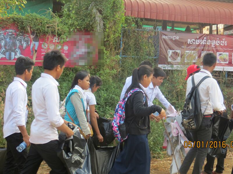 សិស្សានុសិស្ស​នាំ​គ្នា​រើស​សំរាម​នៅ​ជុំវិញ​មាត់​បឹង​កន្សែង​នៅ​កណ្ដាល​ទី​រួម​ខេត្ត​រតនគិរី កាល​ពី​ព្រឹក​ថ្ងៃ​ទី​៥ ខែ​មករា ឆ្នាំ​២០១៦។ 