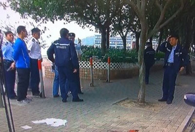 劉進圖在西灣河遇襲後，警方封鎖現場進行調查。（粵語部記者馮日遙攝）