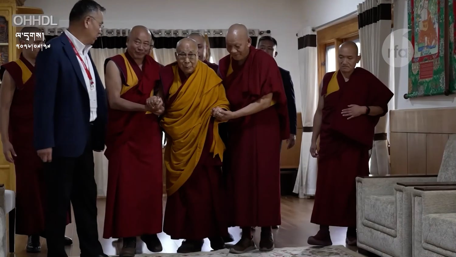 ༧གོང་ས་མཆོག་གིས་ཞབས་པུས་འཕྲོད་བཞེས་རྗེས་མང་ཚོགས་ཁྲོད་ཞབས་གོམ་ཐོག་མར་བསྐྱོན་པ།