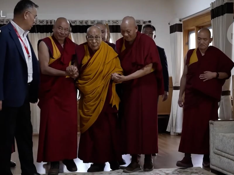 ༧གོང་ས་མཆོག་གིས་ཞབས་པུས་འཕྲོད་བཞེས་རྗེས་མང་ཚོགས་ཁྲོད་ཞབས་གོམ་ཐོག་མར་བསྐྱོན་པ།