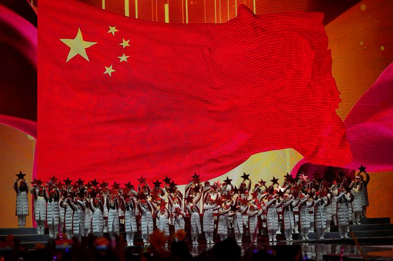 2024年12月31日,表演者在北京举行的跨年倒计时活动中,准备在中国国旗旁敲响新年钟声。