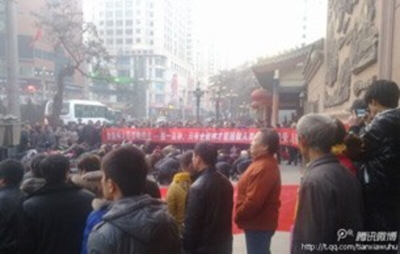 图片： 12月11日，河南新乡卫辉市市民上街游行。 （中国茉莉花革命网）