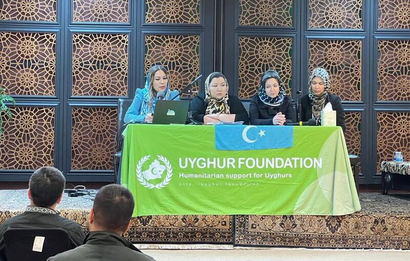 كالىفورنىيەدە قۇرۇلغان ئۇيغۇر فوندىنىڭ قوللىشى بىلەن ئامېرىكا ئۇيغۇر بىرلەشمىسى لاگېر شاھىتلىرى بىلەن بىرلىكتە ئېلىپ بارغان ئالىي مەكتەپلەر ۋە ئىسلام مەركەزلىرىدە «خىتاينىڭ ئۇيغۇرلارغا قارىتا ئېلىپ بېرىۋاتقان ئىرقىي قىرغىنچىلىقىنى ئاڭلىتىش» پائالىيىتىدىن كۆرۈنۈش. 2023-يىلى يانۋار، ۋاشىنگتون.