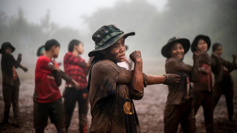 စစ်ရေးလေ့ကျင့်နေသည့် ကရင်နီအမျိုးသားကာကွယ်ရေးတပ်ဖွဲ့ (KNDF) အမျိုးသမီးအထူးတပ်ဖွဲ့ဝင်များအား ၂၀၂၂ ခုနှစ် မေလ ၂၄ ရက်နေ့က တွေ့ရစဉ်။ (AFP PHOTO / KARENNI NATIONALITIES DEFENCE FORCE (KNDF)