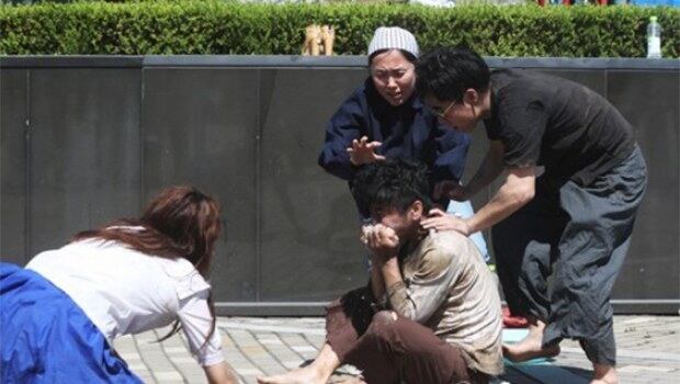 아주대학교에서 탈북 대학생들로 구성된 공연팀이 꽃제비들의 생활을 다룬 재연극을 선보이고 있다. 
