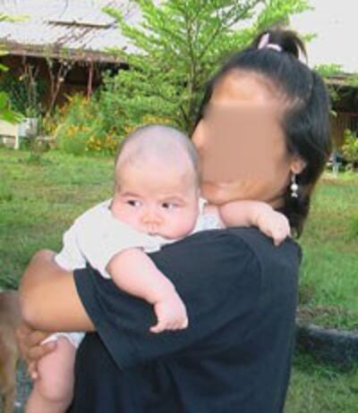 Một Cô gái đang nuôi con và làm lại cuộc đời tại Mái ấm. RFA PHOTO.
