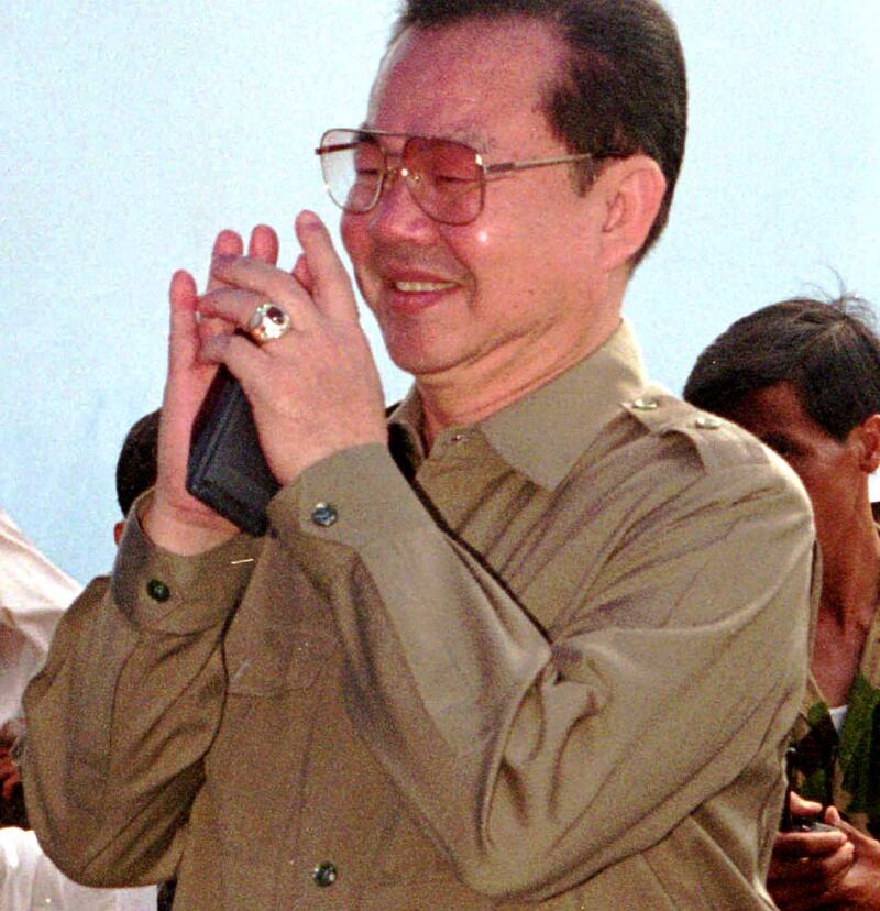 ធ្លាប់ជាមហាសេដ្ឋីមានជាងគេបង្អស់មួយរូបនៅកម្ពុជា លោក ថេង ប៊ុនម៉ា ថតនៅឯពិព័រណ៌ពាណិជ្ជកម្មមួយកាលពីថ្ងៃទី០៩ ខែមេសា ឆ្នាំ១៩៩៥ នៅក្រុងតាខ្មៅ ខាងត្បូងក្រុងភ្នំពេញ។ មហាសេដ្ឋីរូបនេះ ត្រូវគេរាយការណ៍ថា ជាអ្នកជួយចេញលុយការធ្វើរដ្ឋប្រហារបង្ហូរឈាមមួយកាលពីឆ្នាំ១៩៩៧ ដែលបានបណ្តេញសហនាយករដ្ឋមន្ត្រីរបស់លោក ហ៊ុន សែន ចេញពីតំណែង។ (រូបថត៖ AP/Ou Neakiry)