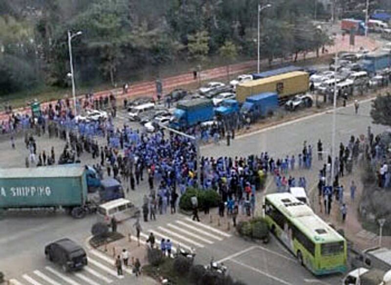 大批工人下午走到馬路上堵路抗議，現場一帶交通陷於癱瘓。(相片由工人鄭小姐提供)