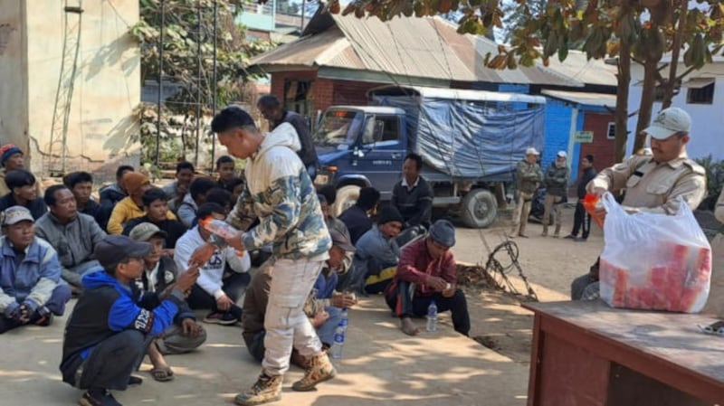 ၂၀၂၃ ခုနှစ်၊ ဇန်နဝါရီလ ၂၇ ရက်နေ့က အိန္ဒိယနိုင်ငံ၊ မဏိပူရ်ပြည်နယ်မှာ ဖမ်းဆီးမိခဲ့သည့် မြန်မာနိုင်ငံသားများအား တွေ့ရစဉ်။ (Photo: India Today NE)