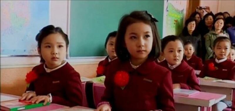 사진은 평양 금성제1중학교의 개학 첫 날 풍경.