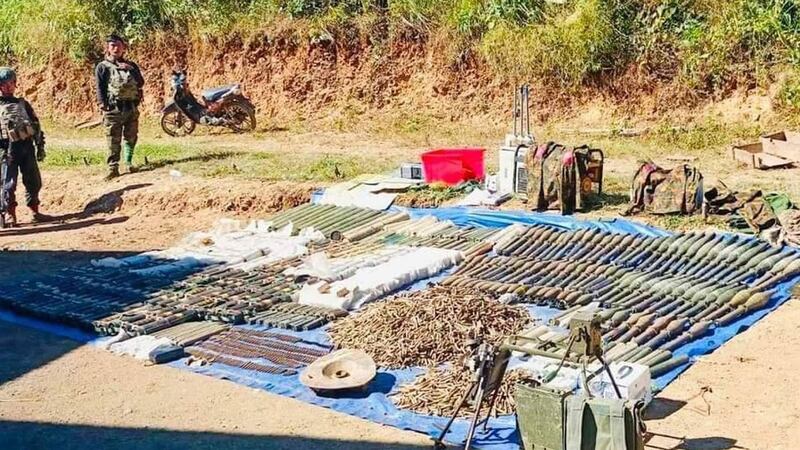 လိုင်လင်းပီမြို့သိမ်း တိုက်ပွဲအတွင်း စစ်ကောင်စီတပ်ထံမှ ချင်းဒေသကာကွယ်ရေးတပ်ဖွဲ့ သိမ်းဆည်းခဲ့သည့် လက်နက်ခဲယမ်းများအား ၂၀၂၃ ခုနှစ်၊ နိုဝင်ဘာလ ၂၄ ရက်နေ့က တွေ့ရစဉ်။ (Photo: Citizen Journalist)