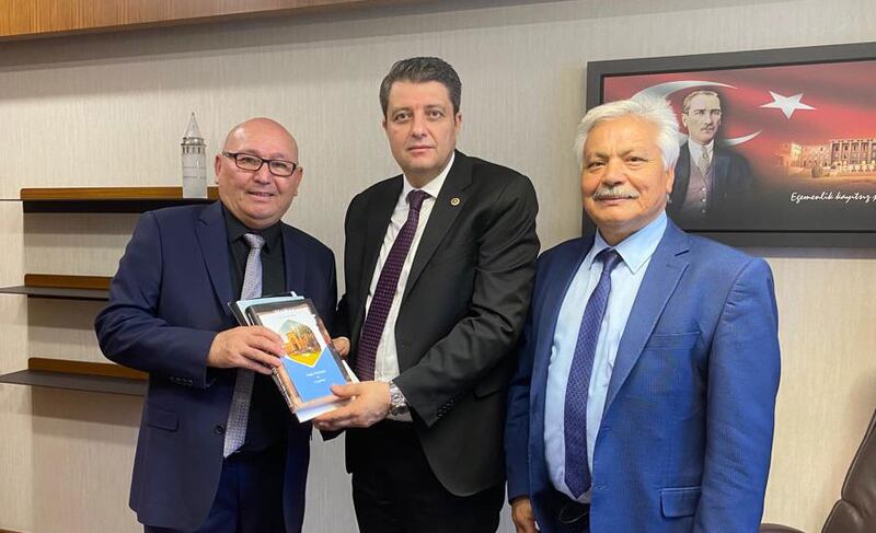 ئۇيغۇر ۋەكىللىرى يېڭى سايلانغان پارلامېنت ئەزاسى ئەرسىن بېياز ئەپەندى بىلەن ئۇچراشتى. 2023-يىلى ئىيۇن، تۈركىيە.