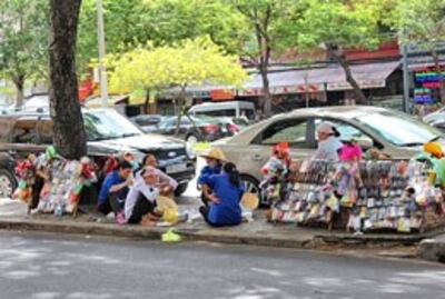 Buôn bán lây lất kiếm tiền nuôi con ăn học. RFA