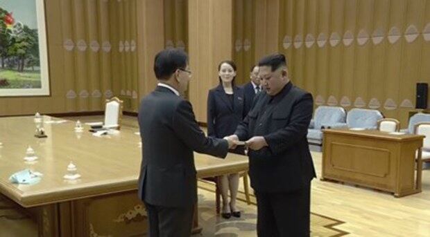 사진은 정의용 청와대 국가안보실장이 김정은 위원장에게 문 대통령의 친서를 전달하는 장면. 