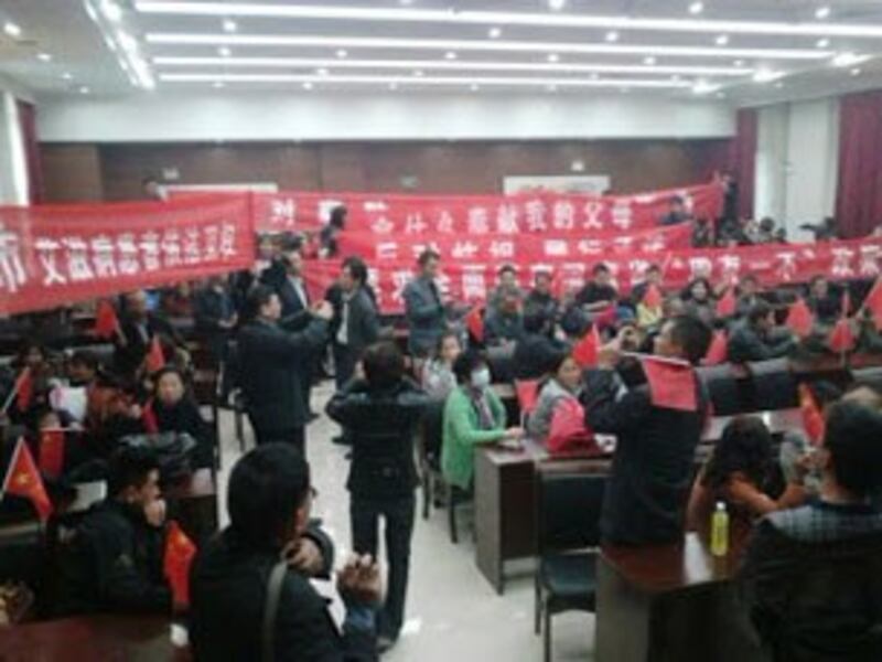 图片：29日上午，从河南省各地市赶来的艾滋病感染者陆续往省民政厅聚集，等待这里聆听这两月来河南省民政厅及河南省政府关于民政部26号文件落实情况的进展，以及对艾滋感染者赔偿方案的研究结果。（维权网）