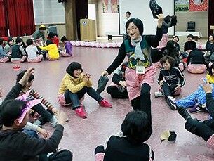 전남 완도군 한 웃음치료사가 청소년들에게 웃음을 전파하고 있다. 