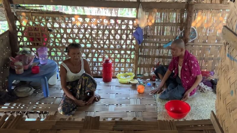 ရခိုင်ပြည်နယ်၊ စစ်တွေမြို့ စက်ရုံစုရပ်ကွက်တွင် ခိုလှုံနေသည့် စစ်ဘေးဒုက္ခသည် သားအမိနှစ်ဦးအား ၂၀၂၃ ခုနှစ်၊ စက်တင်ဘာလ ၂၆ ရက်နေ့က တွေ့ရစဉ်။ (Photo: RFA)