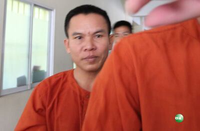 ជនត្រូវចោទ ជួប សម្លាប់ ដែលគេស្គាល់ឈ្មោះពិតថា អឿត អាង ពេលនាំចេញក្រោយសាកសួរ នៅសាលាដំបូងរាជធានីភ្នំពេញ កាលពីថ្ងៃទី១៦ ខែកញ្ញា ឆ្នាំ២០១៦។