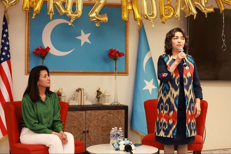 ئامېرىكانىڭ ۋىرجىنىيە شتاتنىڭ فەيىرفەكىس شەھىرىگە جايلاشقان «ئۇيغۇر مەركىزى» دە ئۆتكۈزۈلگەن نورۇز پائالىيىتىدە لاگېر شاھىتلىرىدىن قەلبىنۇر سىدىق خانىم سۆزلىمەكتە. 2023-يىلى 21-مارت.