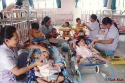 Các cháu bé mồ côi được chăm sóc tận tình ở Linh Xuân. Nguồn linhxuan.com