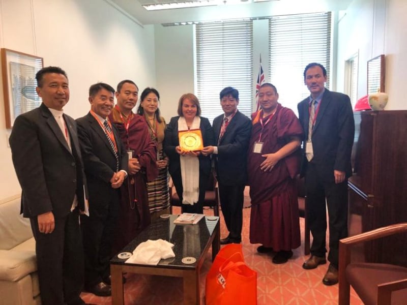 2019年11月13日,西藏流亡议会代表团与时任驻澳西藏办事处代表拉巴措果(左二)、华人事务负责人格桑嘉措(右一)等在堪培拉会见工党参议员金伯利•基钦女士 (中)。(西藏议会网截图)